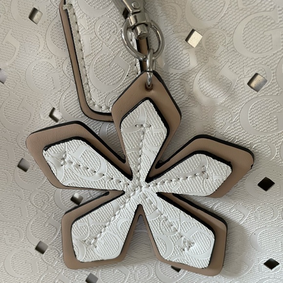 GUESS Rare White Tote Bag NWOT - Picture 10 of 15